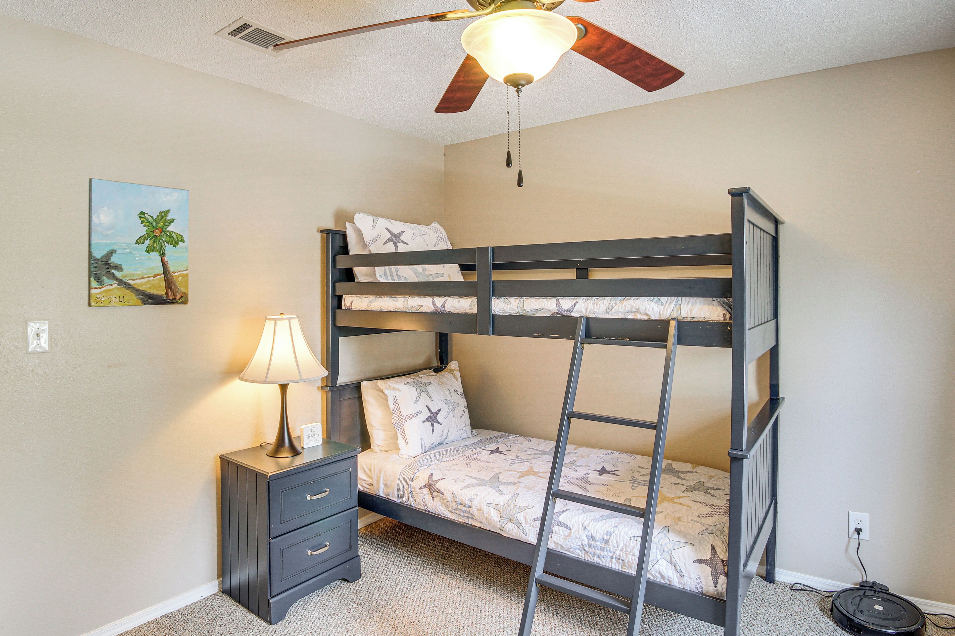 Escritorio, tabla de planchar con plancha, Internet y ropa de cama