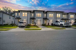 Exterior - 3BR Twh Near Disney with Community Amenities Access (Davenport)