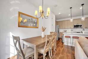 Dining - 3BR Twh Near Disney with Community Amenities Access (Davenport)