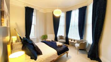 2 quartos, individualmente decorados, individualmente mobiliados