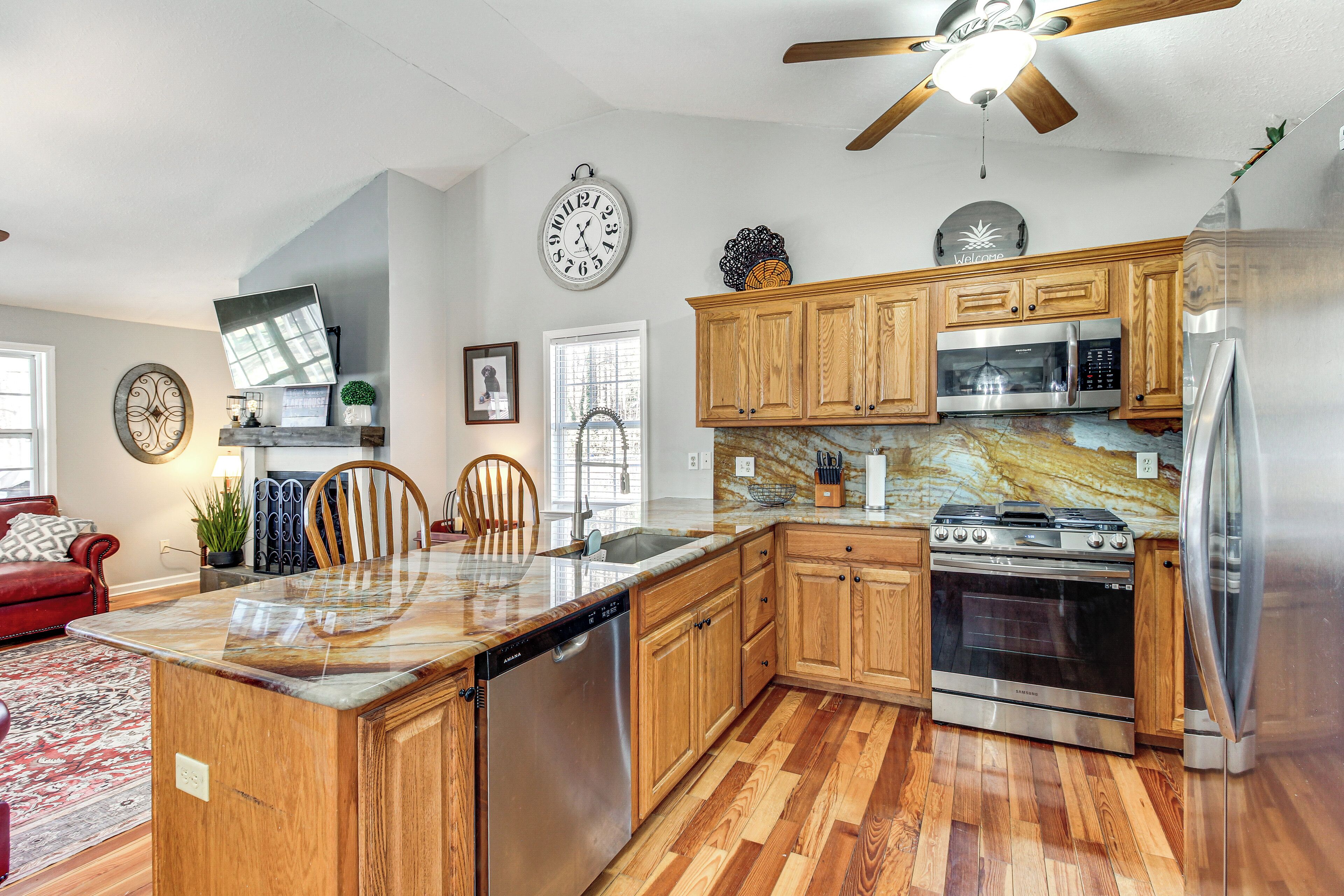 Fridge, microwave, stovetop, dishwasher