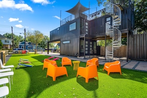 Unclassified image, 3 of 32, button - Modern container-style guest house with shared hot tub, BBQ, dog friendly (Houston)