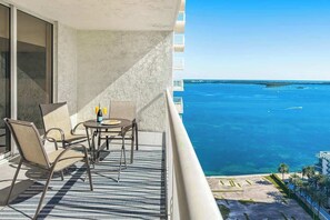 Outdoor dining - 1BR Brickell High-Rise Condo - Balcony & Parking (Miami)