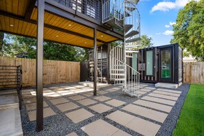 Children's area - Modern container-style guest house with shared hot tub, BBQ, dog friendly (Houston)