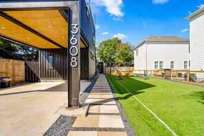 Unclassified image, 5 of 27, button - Modern container-style guest house with shared hot tub, BBQ, dog friendly (Houston)