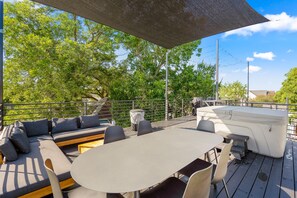 Outdoor dining - Modern container-style guest house with shared hot tub, BBQ, dog friendly (Houston)