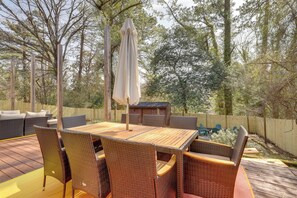 Outdoor dining - Easy Access to ATL's Best - Home w/ Yard and  Deck (Atlanta)