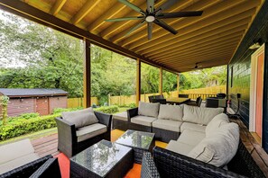 Outdoor dining - Easy Access to ATL's Best - Home w/ Yard & Deck (Atlanta)