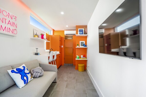 Unclassified image, 1 of 27, button - Modern container-style guest house with shared hot tub, BBQ, dog friendly (Houston)