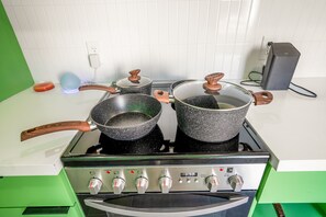 Refrigerador, horno, parrilla de estufa y cafetera y tetera 