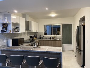 Refrigerador, microondas, horno y parrilla de estufa 