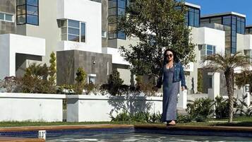 Una piscina al aire libre, una piscina climatizada