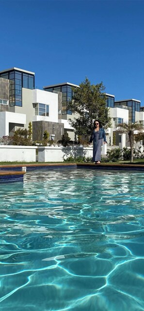 Alberca al aire libre y alberca climatizada