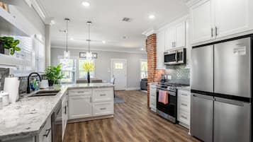 Frigorífico, microondas, horno y placa de cocina