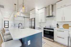 Refrigerador, microondas, horno y parrilla de estufa 