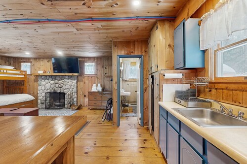 Cozy studio cabin w/ seasonal mountain views, wrap-around deck, window a/c, bbq