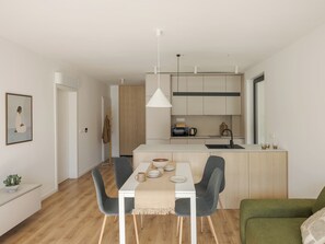 Full-size fridge, microwave, stovetop, dishwasher