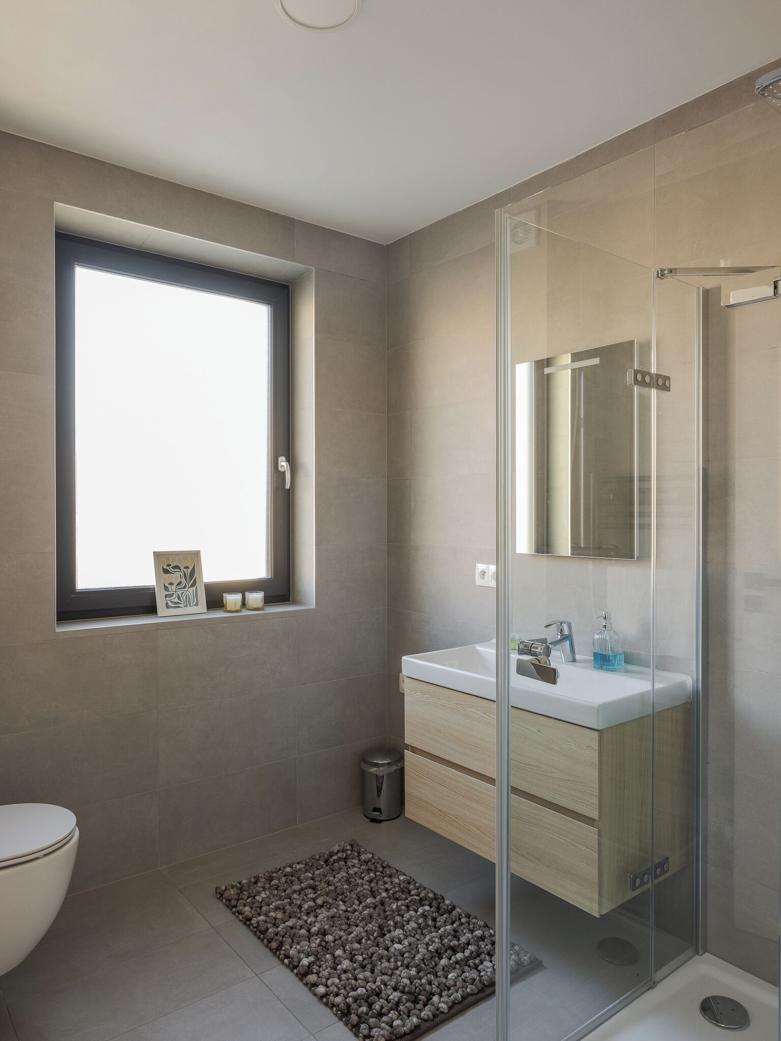 Apartamento superior, vistas a la ciudad | Baño | Artículos de higiene personal gratuitos y secador de pelo