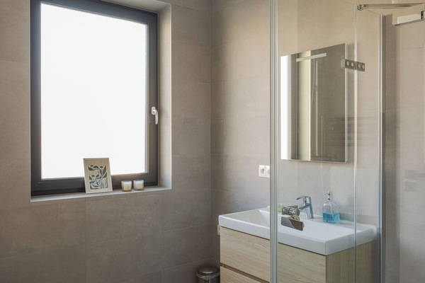 Apartamento superior, vistas a la ciudad | Baño | Artículos de higiene personal gratuitos y secador de pelo