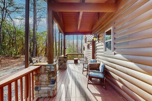 Terrace/patio - Cozy cabin with wifi, outdoor hot tub, and fire pit (Sautee Nacoochee)