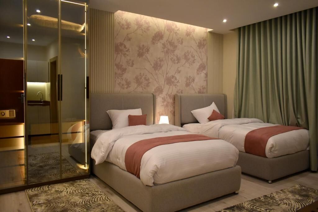 Cofres nos quartos, escrivaninha, espaço de trabalho para notebook