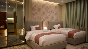 Cofres nos quartos, escrivaninha, espaço de trabalho para notebook