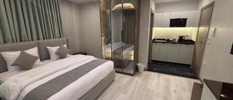 Kamar Double Deluks, pemandangan kota | Brankas, meja kerja, ruang kerja ramah laptop, dan kedap suara