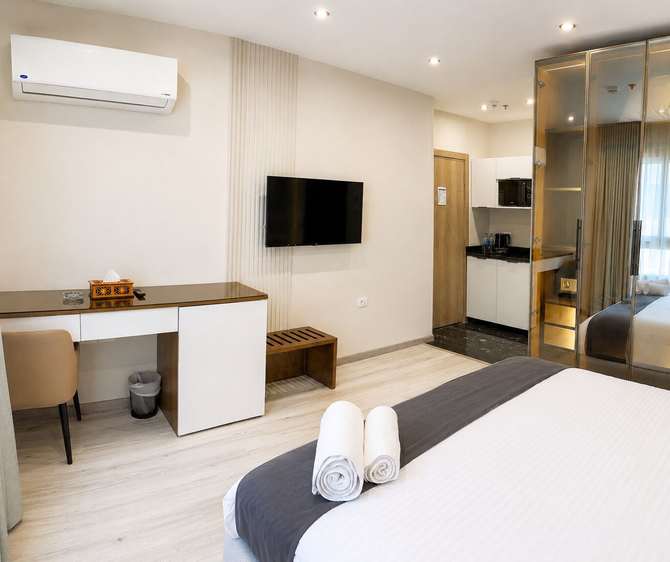 Chambre Double Deluxe, vue ville | Coffres-forts dans les chambres, bureau