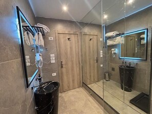 Chambre Deluxe Double ou avec lits jumeaux, vue ville | Salle de bain