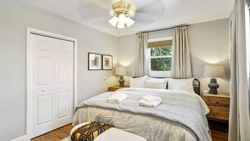 Een bureau, een strijkplank/strijkijzer, wifi, beddengoed