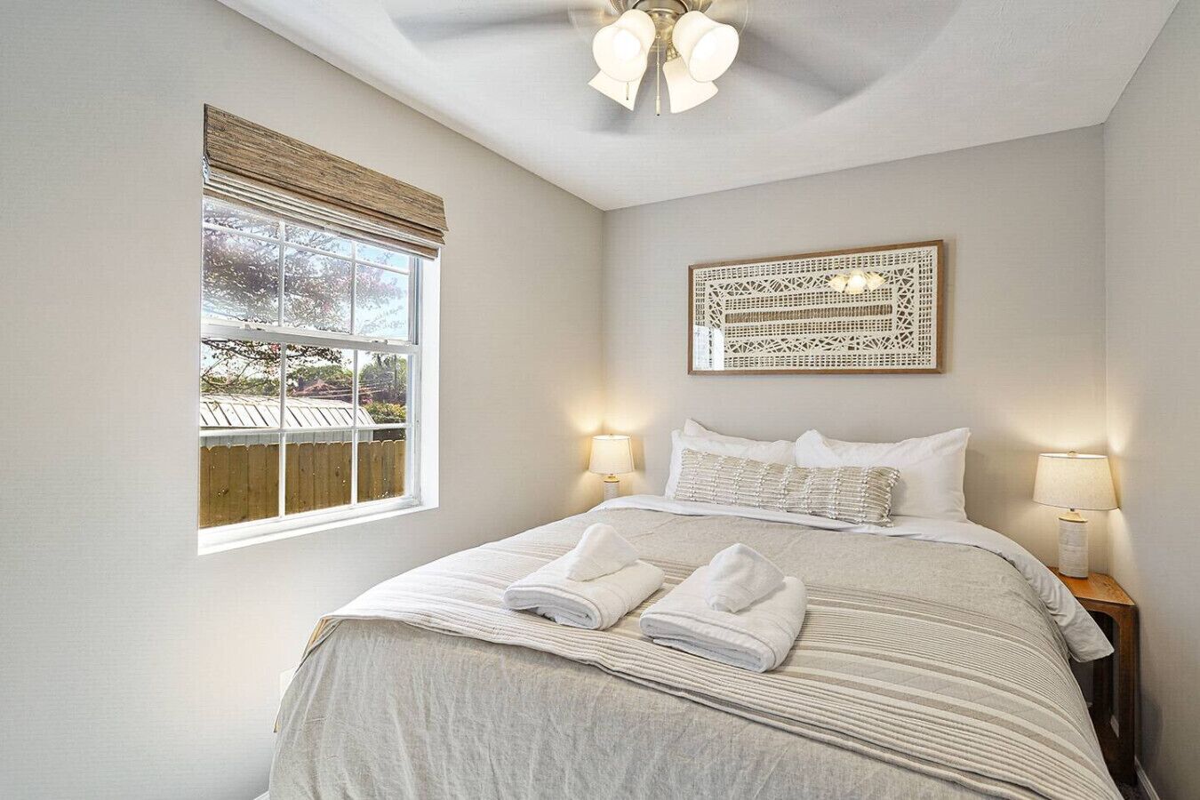 Escrivaninha, ferros/tábuas de passar roupa, Wi-Fi, roupa de cama