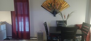 Dining - Spacious renovated 2 1/2 sleeps 3 (Montréal)