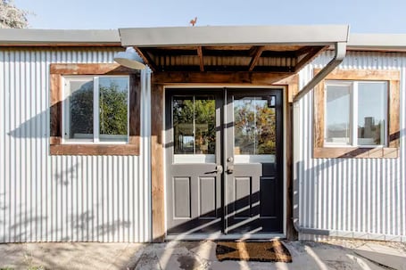 Détail de l’extérieur. Farm Country Cottage in Downtown Geyserville, Vineyard Views + UNTI Wine