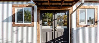 Farm Country Cottage in Downtown Geyserville, Vineyard Views + UNTI Wine