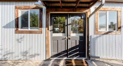 Farm Country Cottage in Downtown Geyserville, Vineyard Views + UNTI Wine