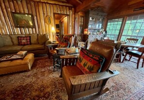TV, fireplace - Arrow Head Lodge (Hague)