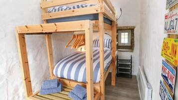 2 dormitoris, decoració individual i mobiliari individual