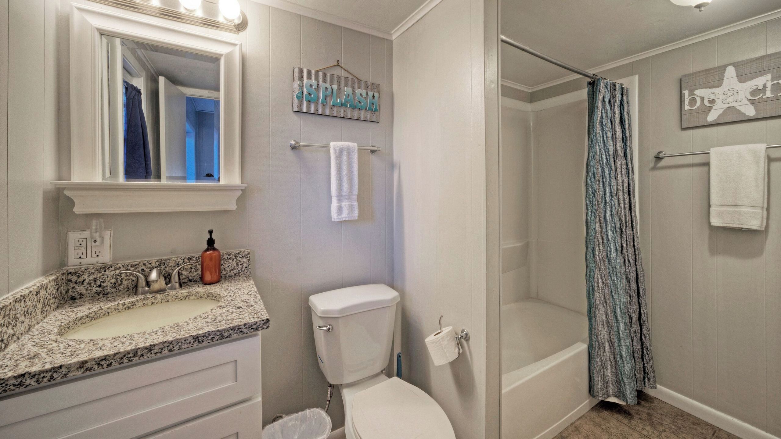 Apartment (2 Bedrooms) | Bathroom | Bathtub