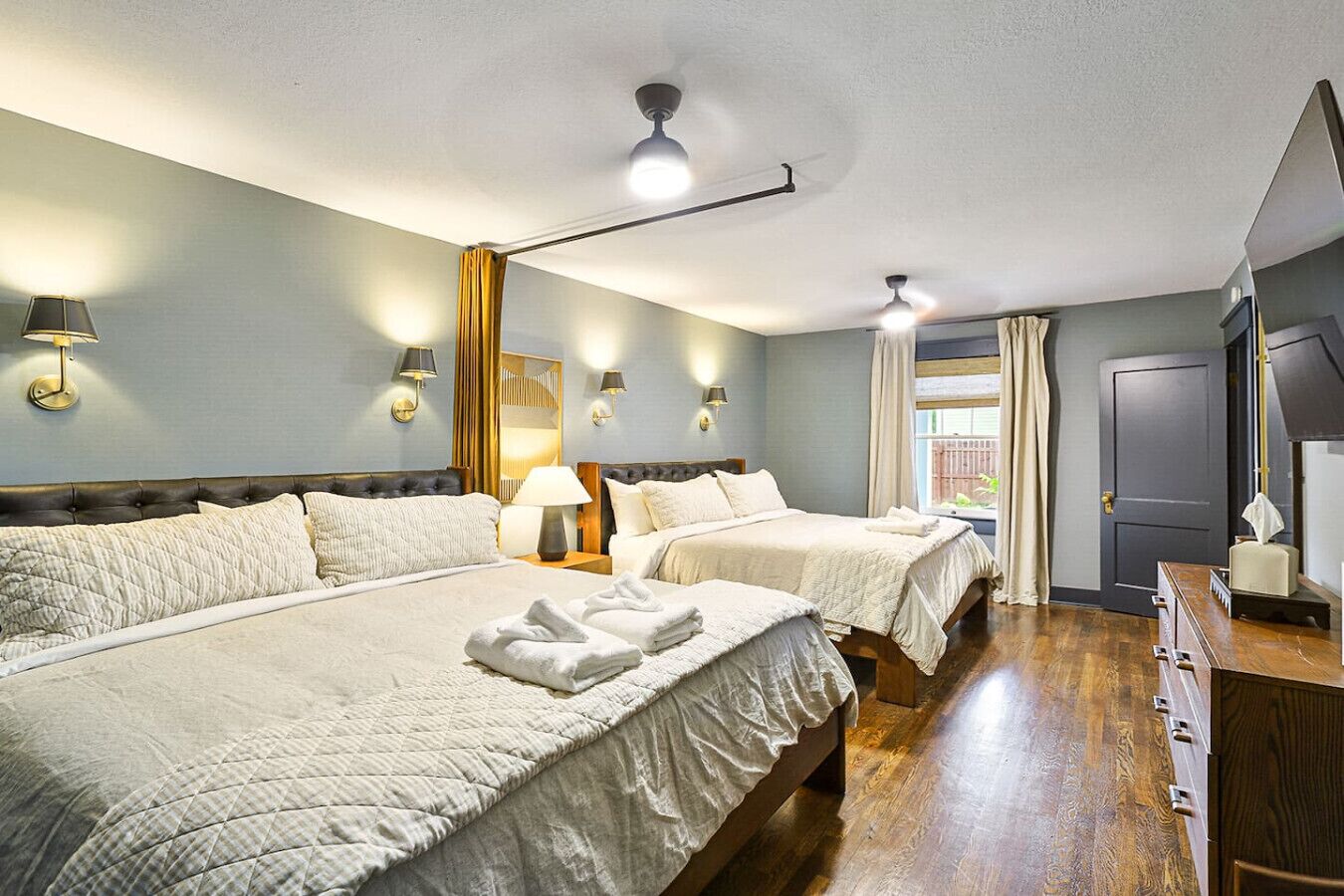 デスク、アイロン / アイロン台、WiFi、ベッドシーツ