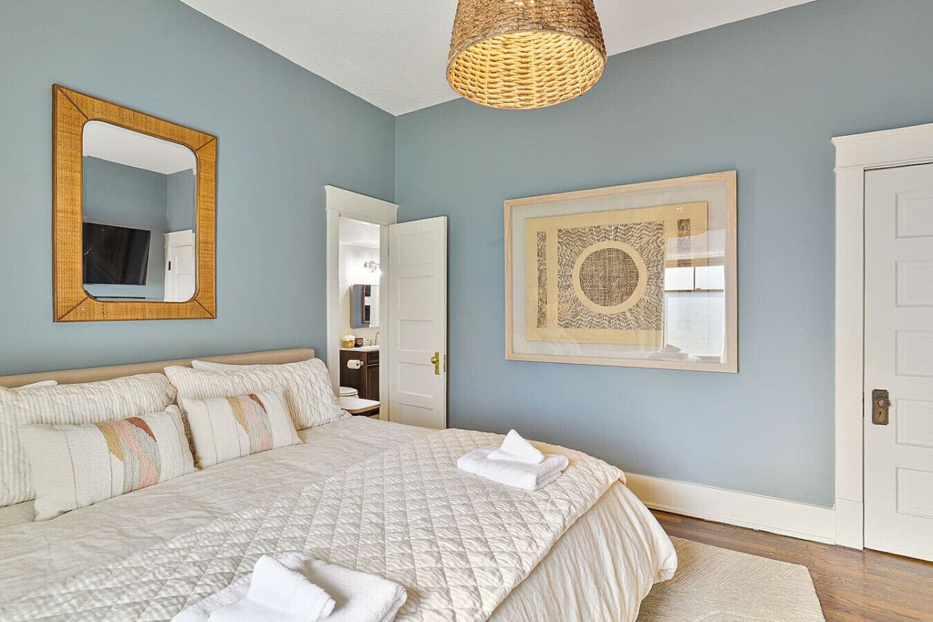 Een bureau, een strijkplank/strijkijzer, wifi, beddengoed