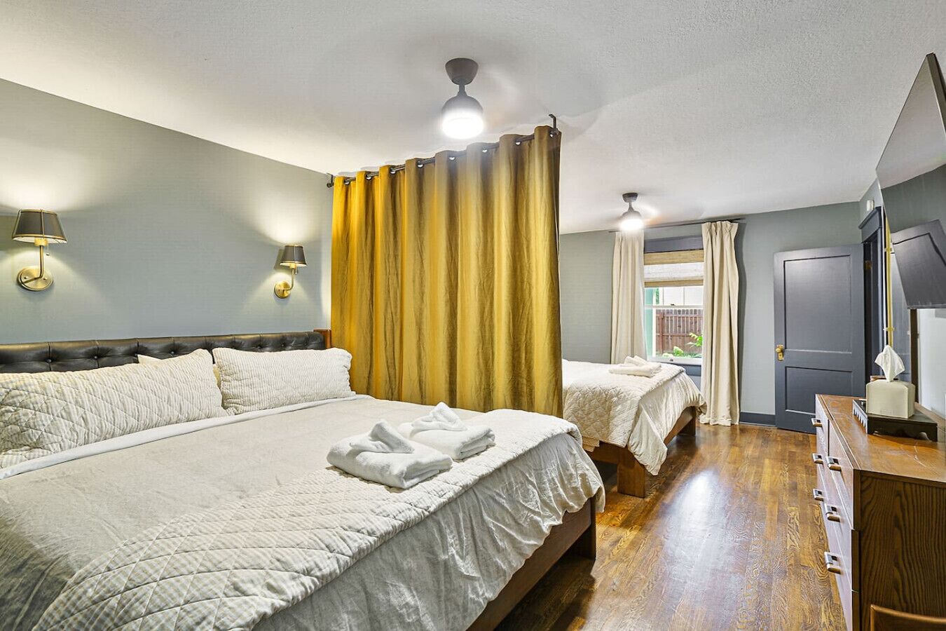 Escrivaninha, ferros/tábuas de passar roupa, Wi-Fi, roupa de cama