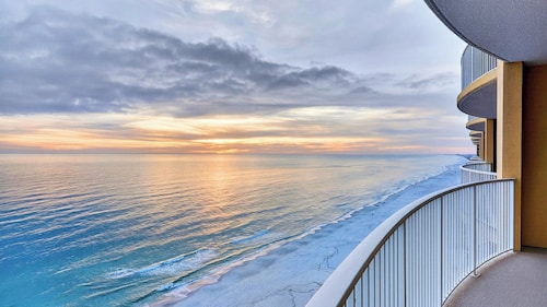 Gulfview Haven by Avantstay Beachfront Condo + Pool + Hot Tub + Spa + Near Pier Park