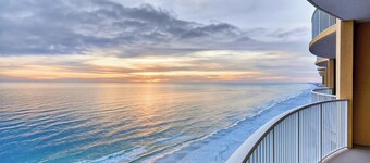 Gulfview Haven by Avantstay Beachfront Condo + Pool + Hot Tub + Spa + Near Pier Park