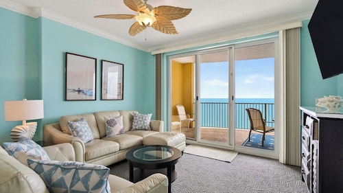 Gulfview Haven by Avantstay Beachfront Condo + Pool + Hot Tub + Spa + Near Pier Park