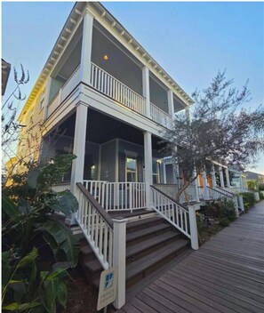 Exterior - BEACH THERAPY: Lovely Spacious and Comfortable Coastal Family Retreat (Rockport)