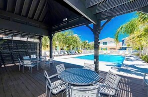 Outdoor dining - BEACH THERAPY: Lovely Spacious and Comfortable Coastal Family Retreat (Rockport)