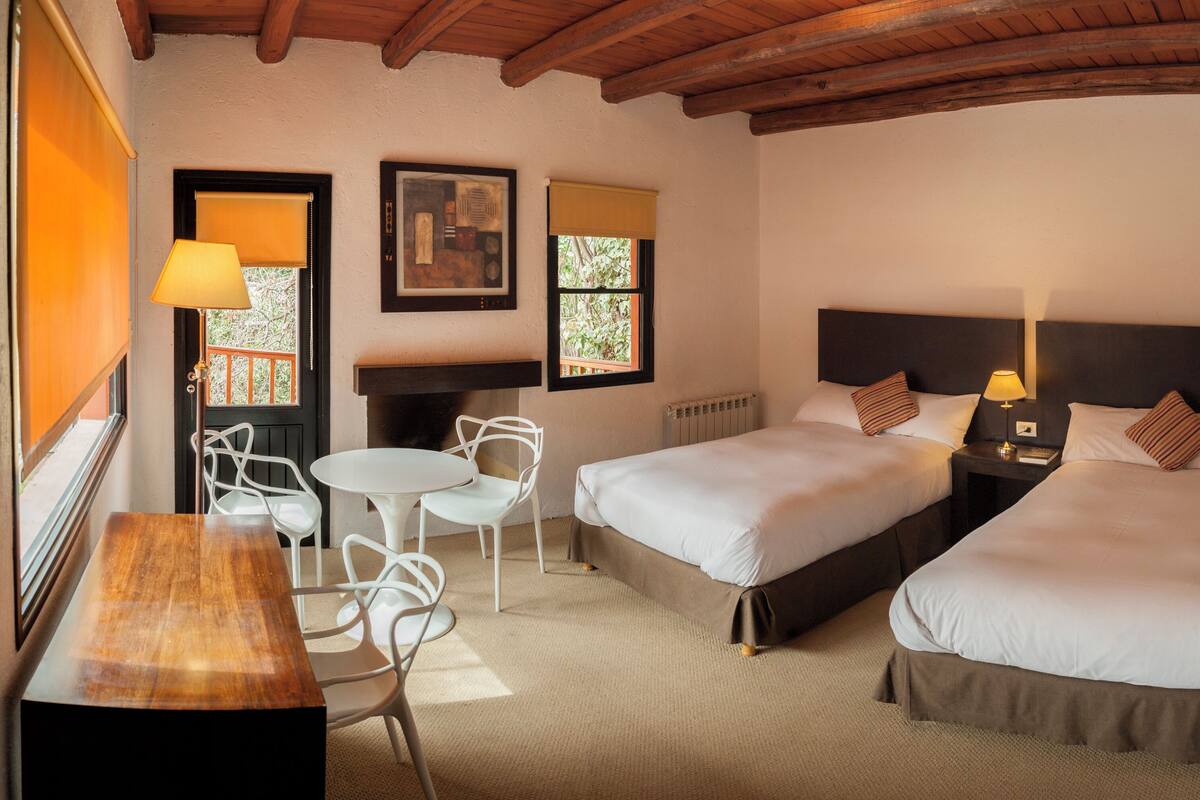 客房内保险箱、办公桌、遮光窗帘、免费 WiFi