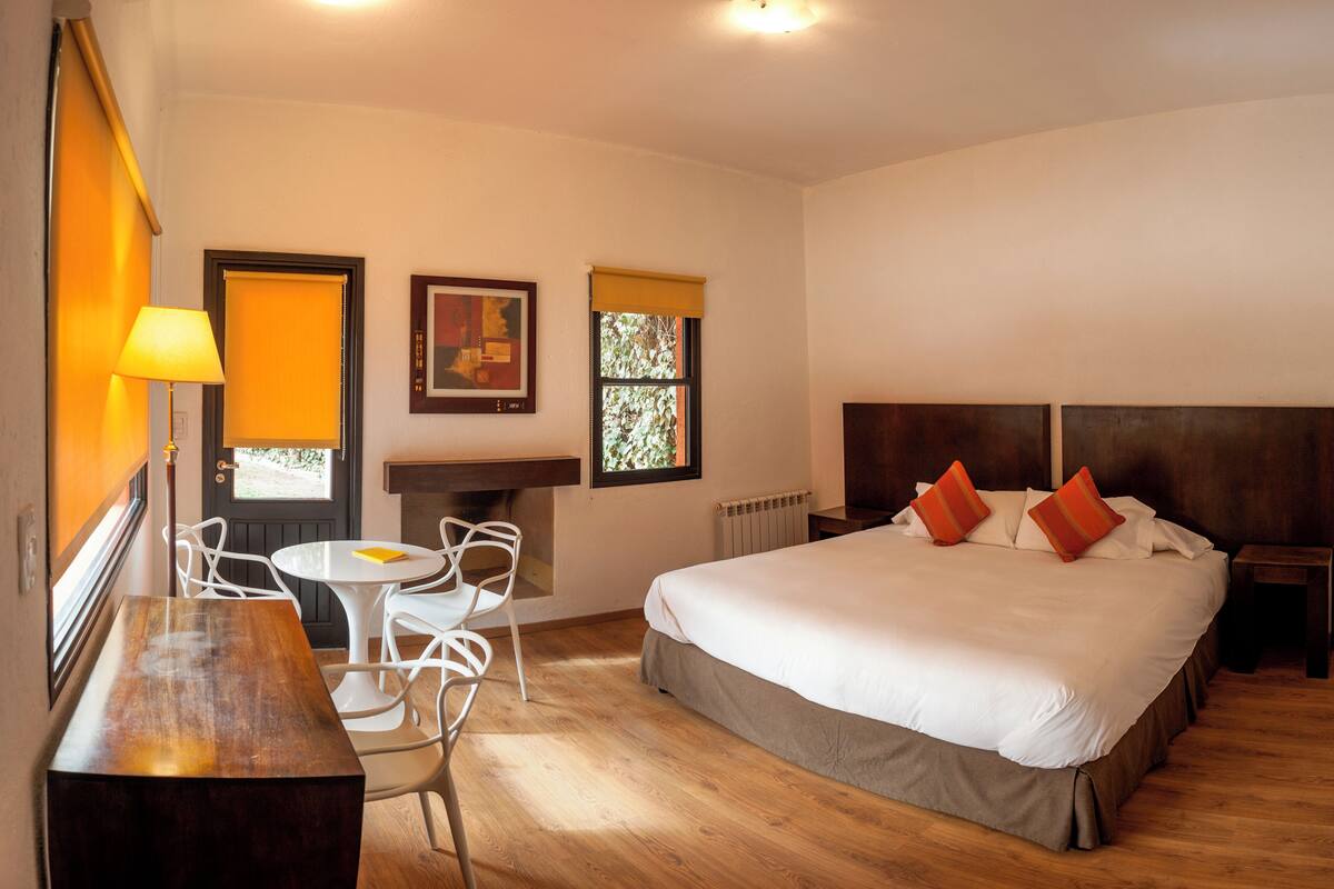 客房内保险箱、办公桌、遮光窗帘、免费 WiFi