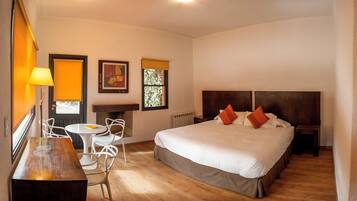 Een kluis op de kamer, een bureau, verduisterende gordijnen, gratis wifi