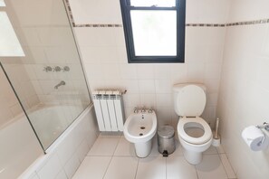 Classic Duplex, Garden View | Bathroom | Combined shower/tub, hair dryer, towels, soap - Postales (Chacras de Coria)